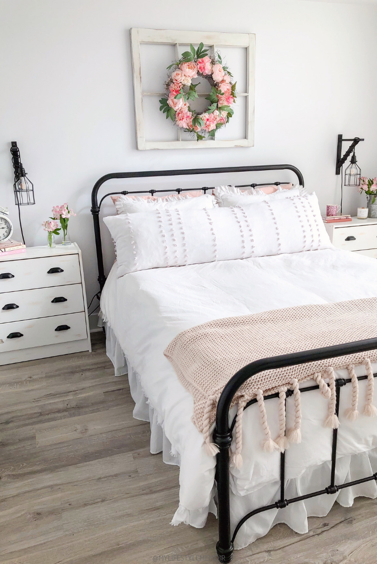  A completed bedroom design makeover that is super budget friendly and a gorgeous farmhouse design. #farmhousebedroomdecor #farmhousebedroom #farmhouse #bedroom 
