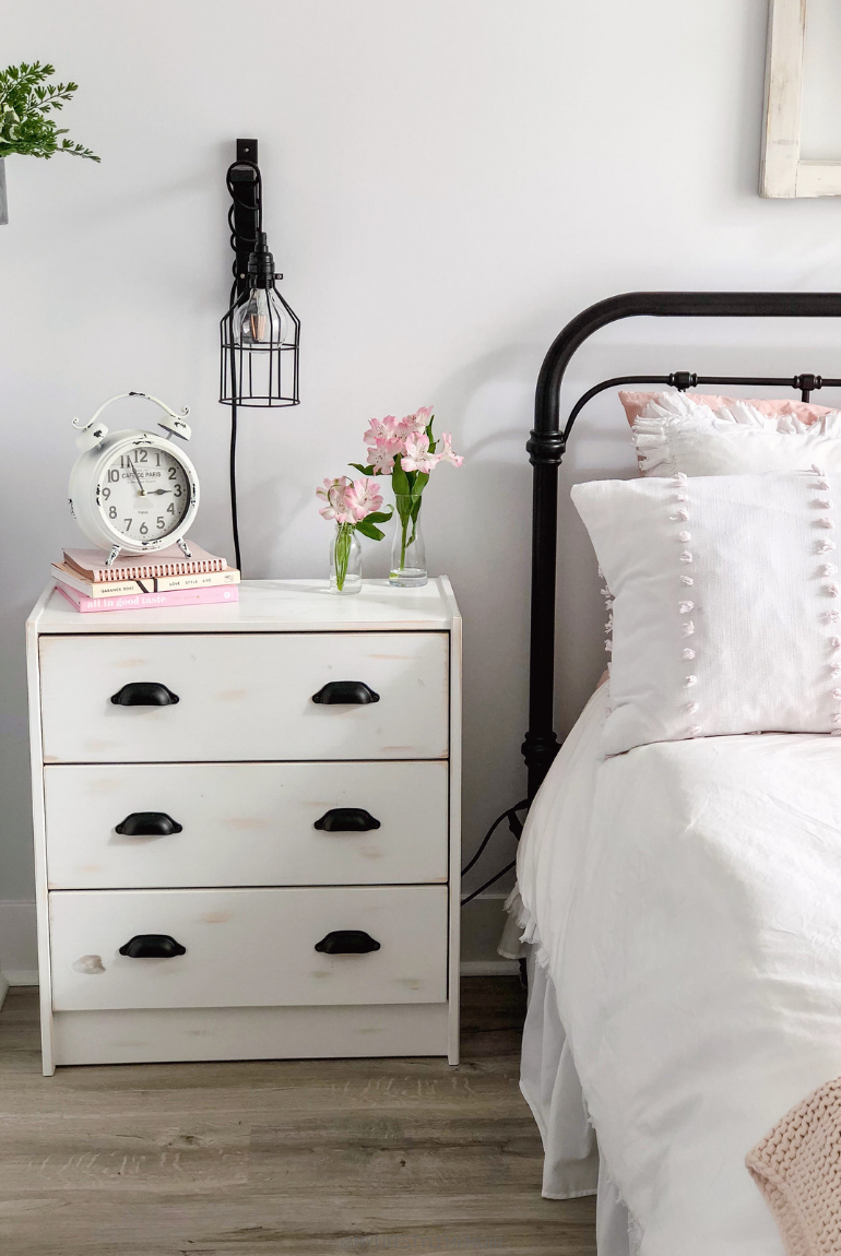  A completed bedroom design makeover that is super budget friendly and a gorgeous farmhouse design. #farmhousebedroomdecor #farmhousebedroom #farmhouse #bedroom 
