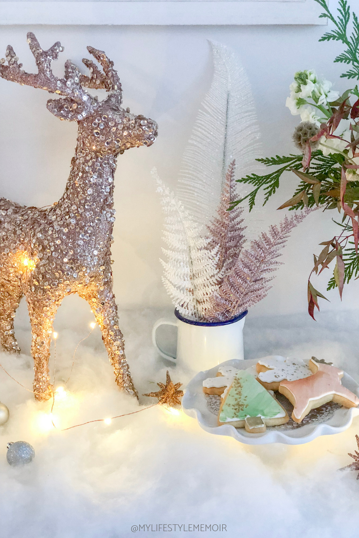 Get into the Christmas spirit by hosting your own Christmas Craft Night. Everything from tree ornaments to drinks and food. #diyornaments #diychristmasdecor #diychristmasornaments #easyornaments #christmascrafts