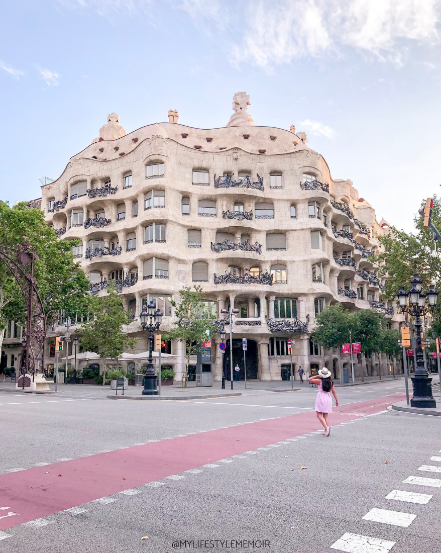Planning a trip to Barcelona? This ultimate Barcelona travel guide will show you all the landmarks, eats and Instagram spots. Featuring a downloadable map! #Barcelonatravel #Barcelonatravelguide #Barcelonaguide #Backpackers #BarcelonaTravelTips